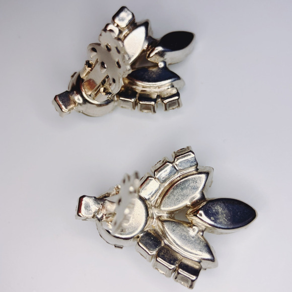 Vintage Mid Century Rhinestone Clip-On Earrings, Glam Prong Set Sparkly Jewelry - Picture 5 of 6